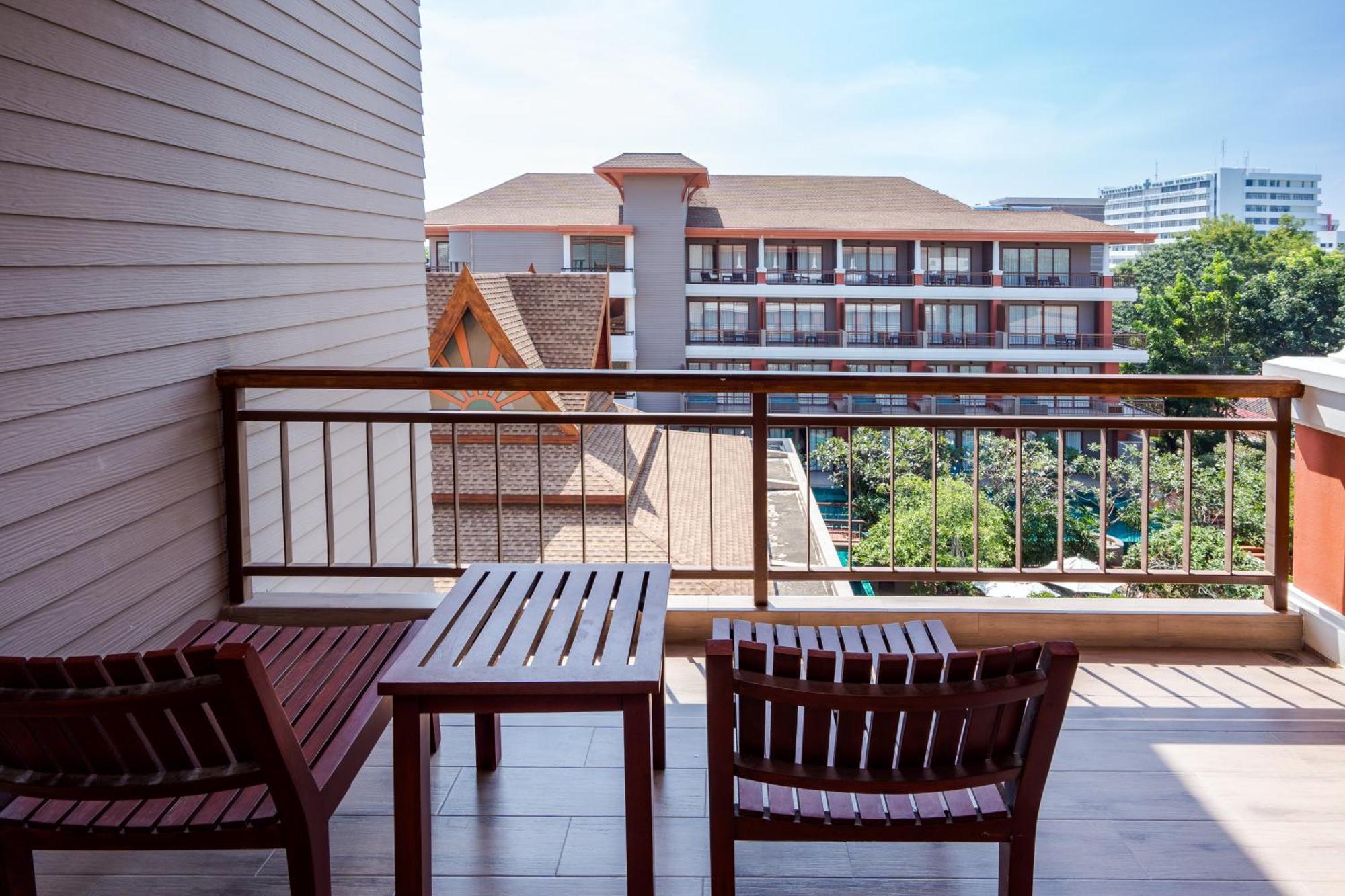 Ayrest Hua Hin Hotel Exterior foto
